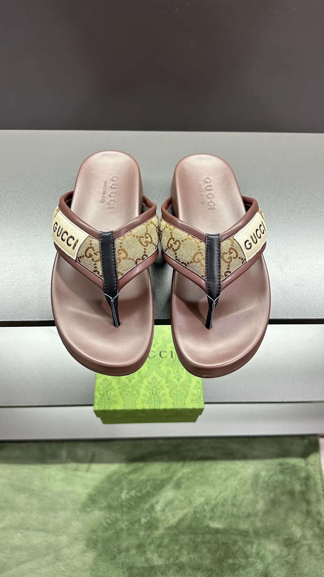 [G Family Couple Style] P: 300💰Female size 36~40 Men's size 39~45, (46. Custom-made Unisex GG slippers This slipper is made of GG polyester fiber and is decorated with a Gucci label on the front, adding a striking logo feel to the style. Beige GG recycled polyester fiber Unisex leather trim "Gucci Made in Italy" embroidered label Rubber sole Flat Made in Italy